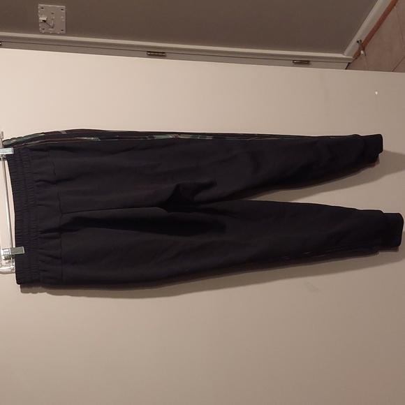 Adidas Sweatpants with camoflage stripes - Picture 5 of 10